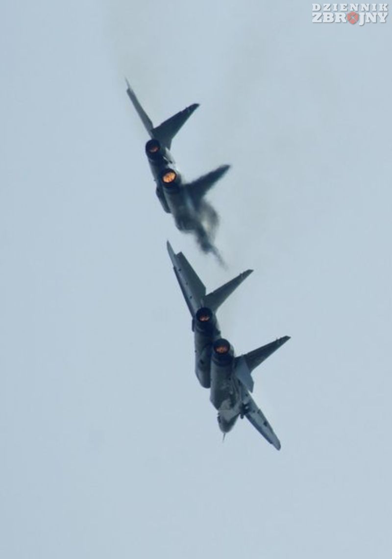 cztery palniki MiG-ów