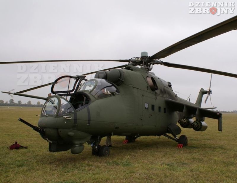 Mi-24W z podwieszeniami.
