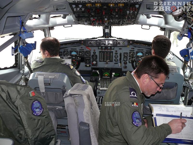 Kokpit samolotu AWACS.