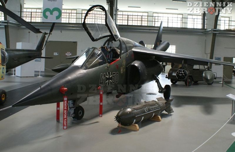 Szkolny Alpha Jet wraz z uzbrojeniem