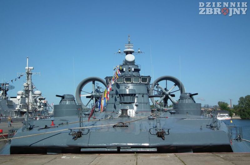 Patrzy na nas poduszkowiec Żubr