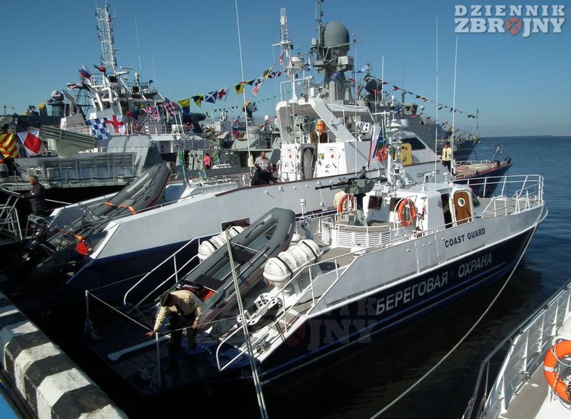 Na pierwszym planie kuter 12150 Mangust, w tle Sobol