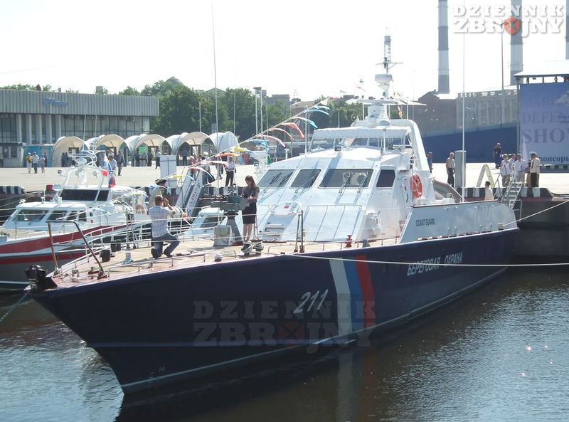 Od dziobu widok na kuter 12200 Sobol