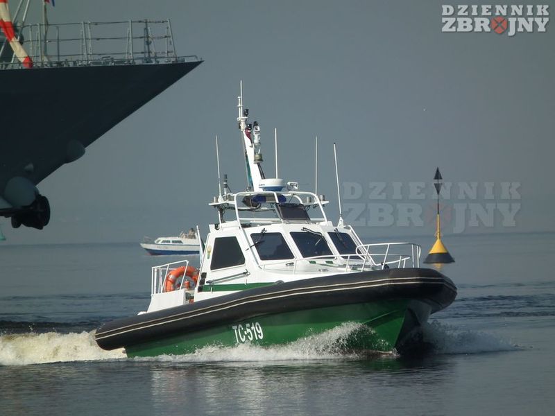 Kuter celny TS-519 typu Biełaja Akuła manewruje przy nabrzeżu