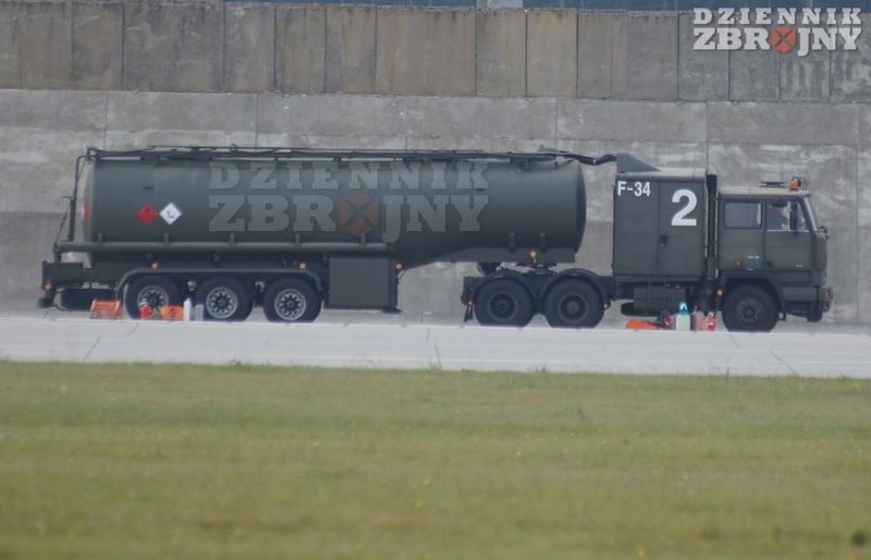 Cysterna nafty lotniczej na podwoziu Jelcza