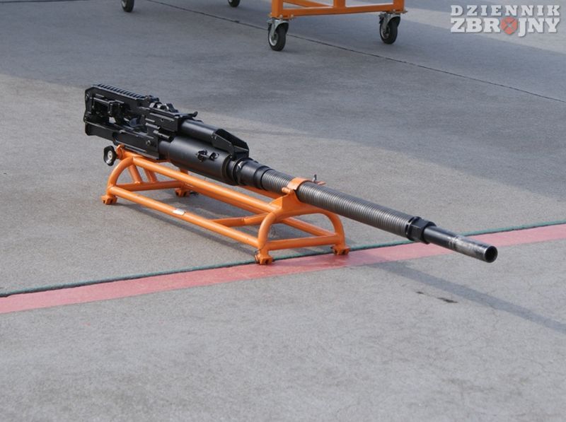 Działko kalibru 30 mm wymontowane z MiG-a.