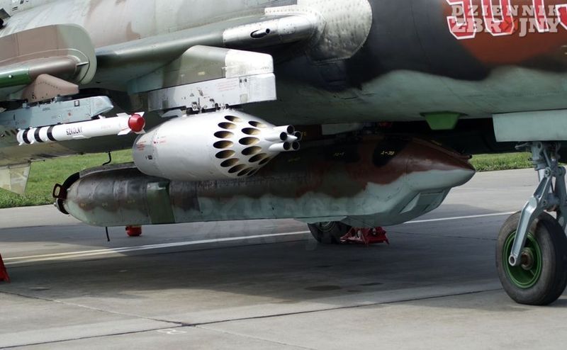 Zasobnik rozpoznawczy KKR-1 pod kadłubem Su-22.