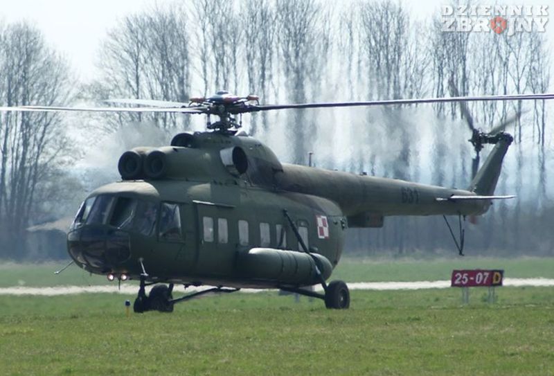 Pasażerski Mi-8 n/b 631 z Sił Powietrznych.