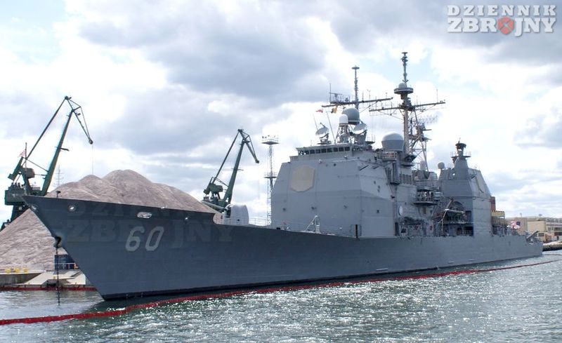 USS Normandy od dziobu.
