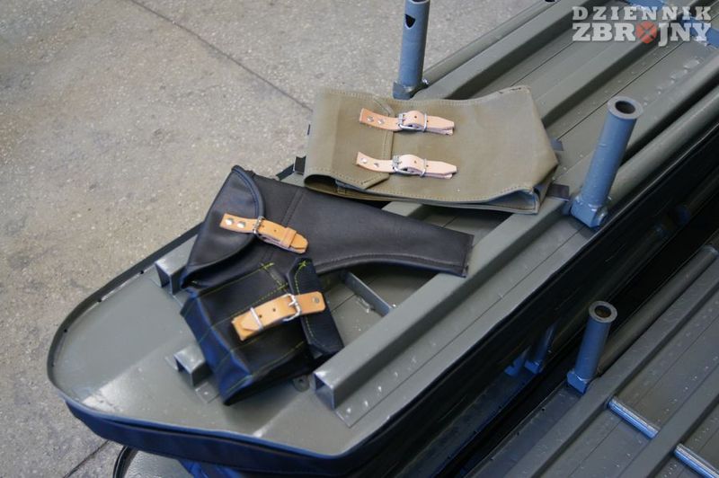 Pokrowce, obicia i ładownice uszyte na miejscu przez tapicerów.