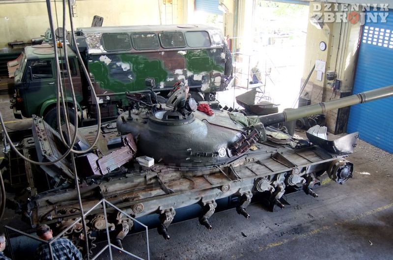 Widok na główną halę dla sprzętu ciężkiego.