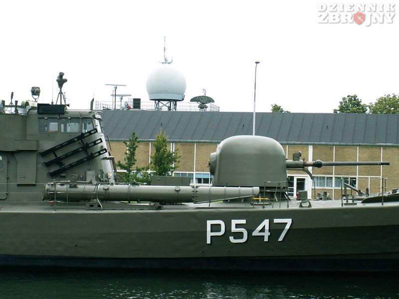 Armata Oto Melara L/62 oraz pojedyncza wyrzutnia torped 533 mm.