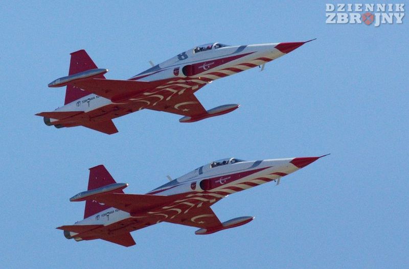 Turecki zespół akrobacyjny na NF-5A i B Freedom Fighter.