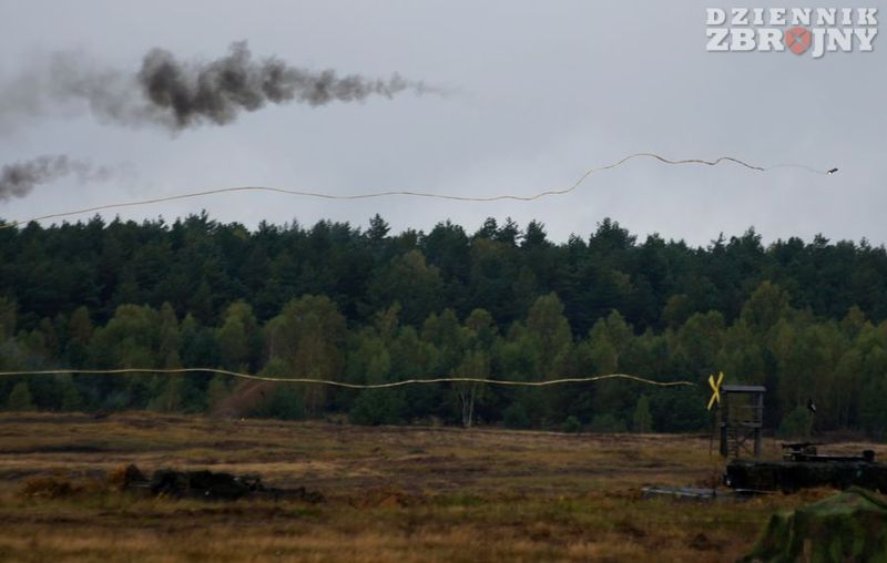 Odpalone ładunki wydłużone do wykonania przejść wśród min. 