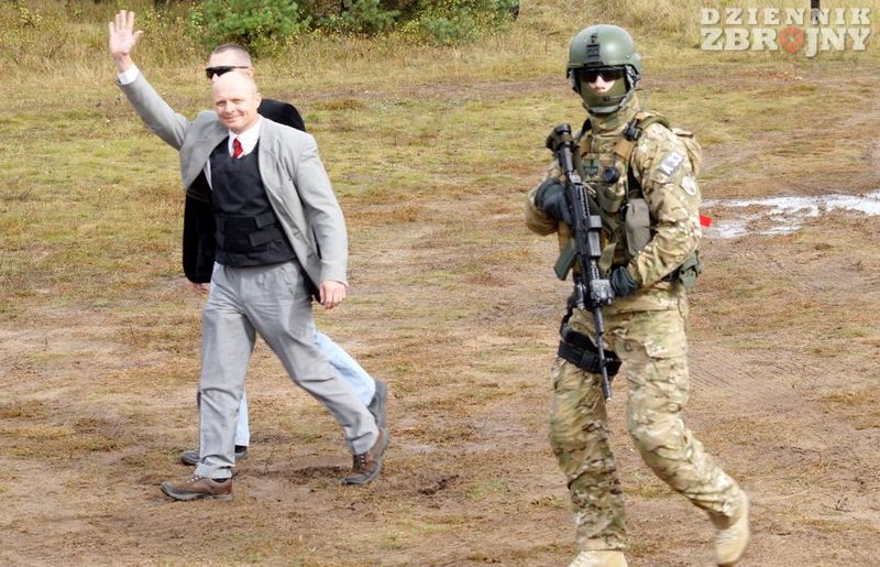 Zaczyna się niepozornie, wiwatujący tłum. 