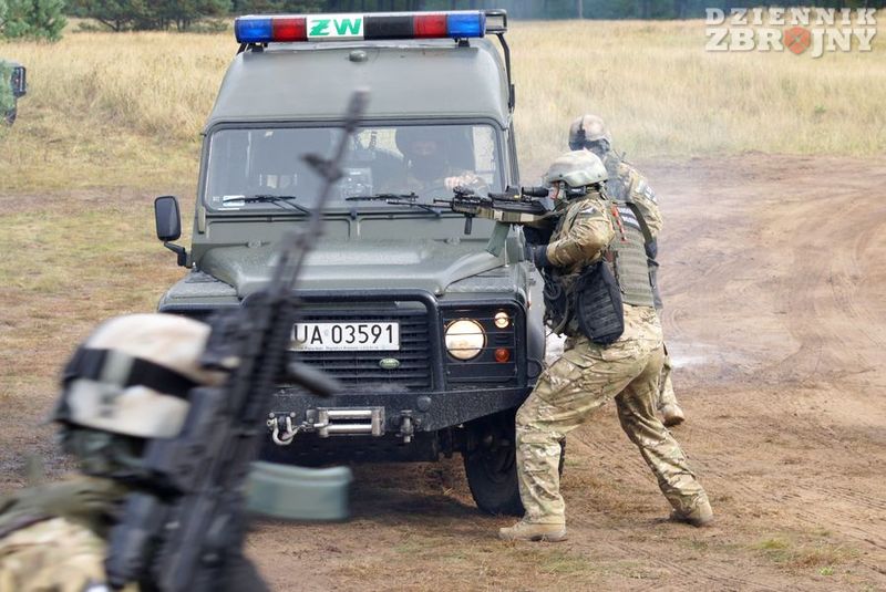 Za chwilę kolumna ruszy i wydostanie się spod ognia zamachowców.
