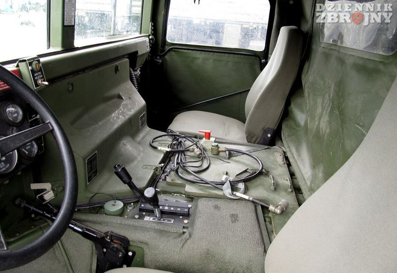 Wnętrze M1097A2. Brak radiostacji i stolika pod nią. 