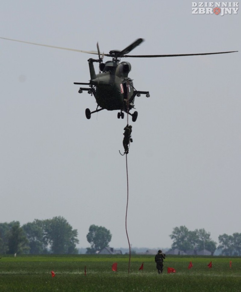Szybki zjazd kawalerzystów z pokładu W-3 Sokół. 