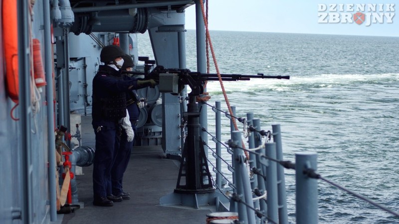 Obsługa WKM w gotowości do strzelania