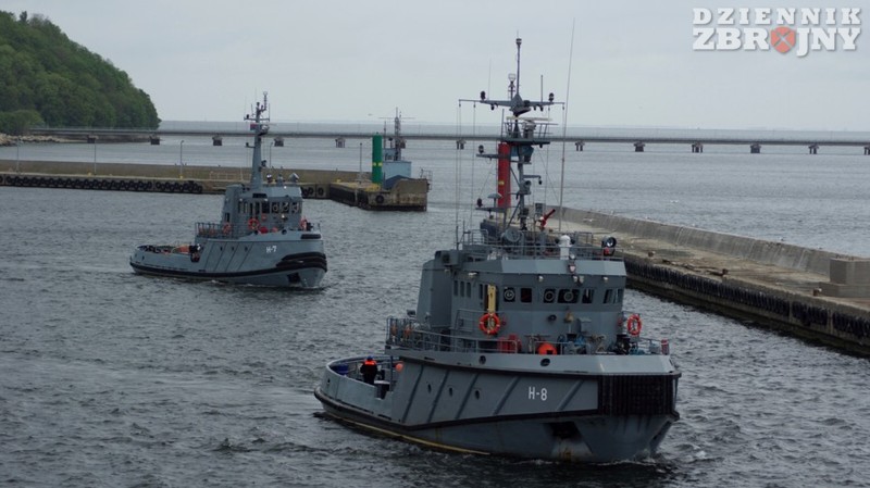 Falochron za nami, holowniki w gotowości czyli czas wracać do domu.