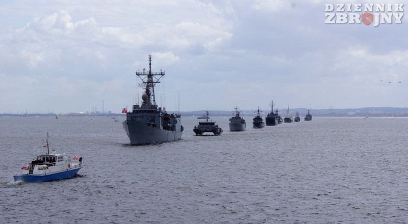 Okręty w szyku, przed dziobem fregaty motorówka M-1 z dowódcą floty na pokładzie