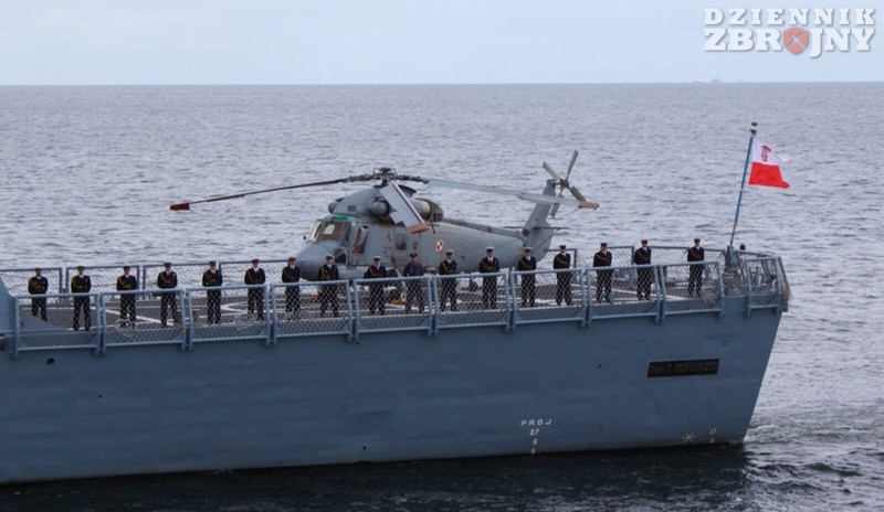 Pokładowy śmigłowiec SH-2G Seasprite na pokładzie fregaty
