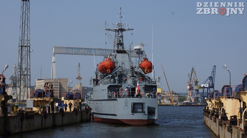 ORP Bałtyk rozpoczyna manewry wejścia także z wykorzystaniem odbijaczy.