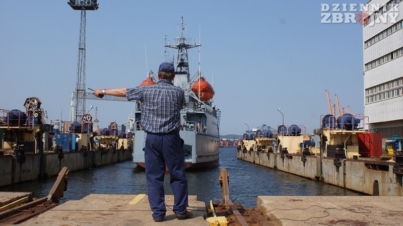 Wejście okrętu do niecki wymaga współpracy pomiędzy załogą jednostki i stoczniowców