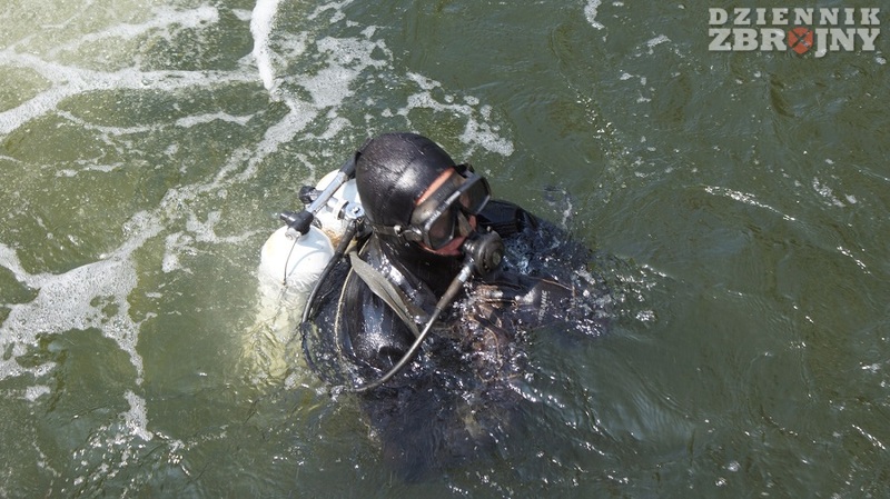 Nurek dokonuje inspekcji ustawienia jednostki