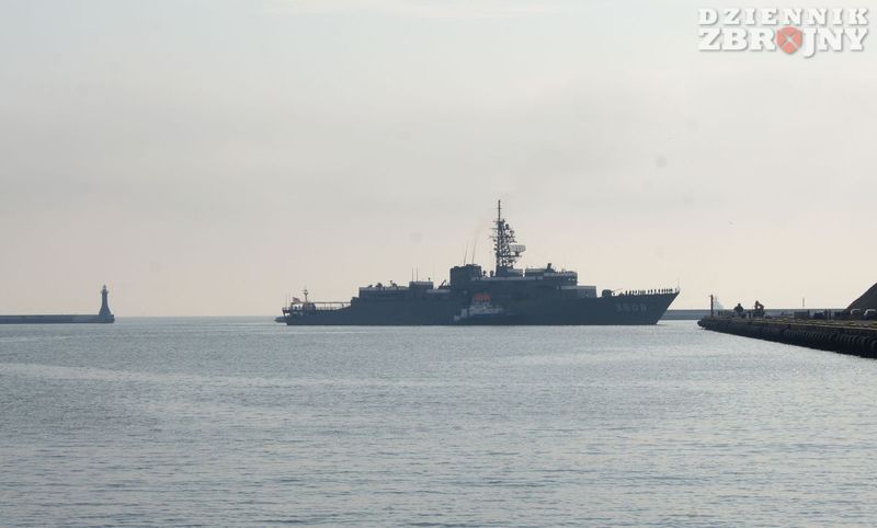 Kashima wpływa do portu po oddaniu salw armatami salutacyjnymi. 