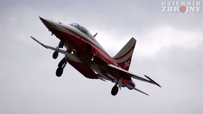Szwajcarzy i ich F-5E Tiger II zespołu Patrouille Suisse