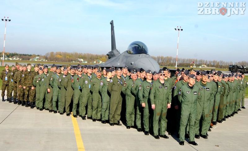 Pamiątkowe zdjęcie uczestników ZLOT-2013