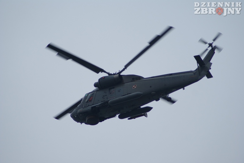 Pokładowy SH-2G Seasprite nad okrętami 